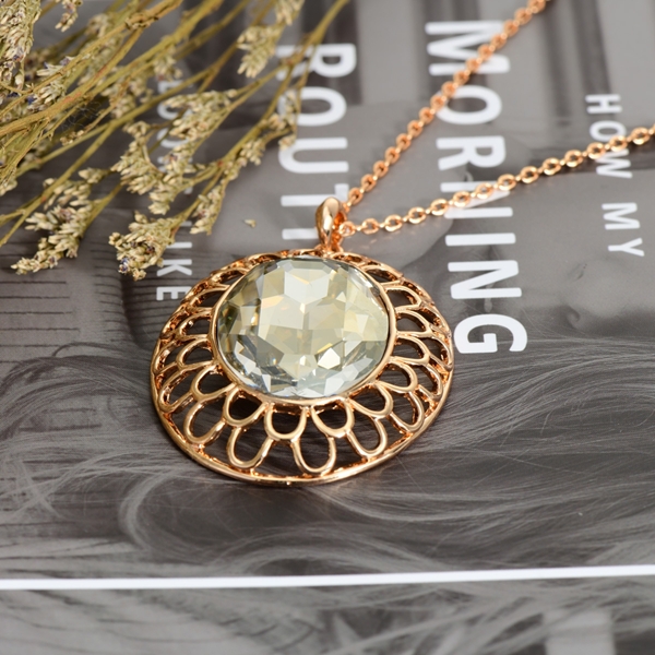 Picture of Affordable Zinc Alloy Swarovski Element Pendant Necklace from Trust-worthy Supplier