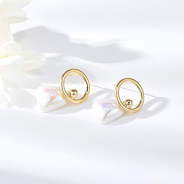 Picture of Wholesale Gold Plated Delicate Stud Earrings with No-Risk Return