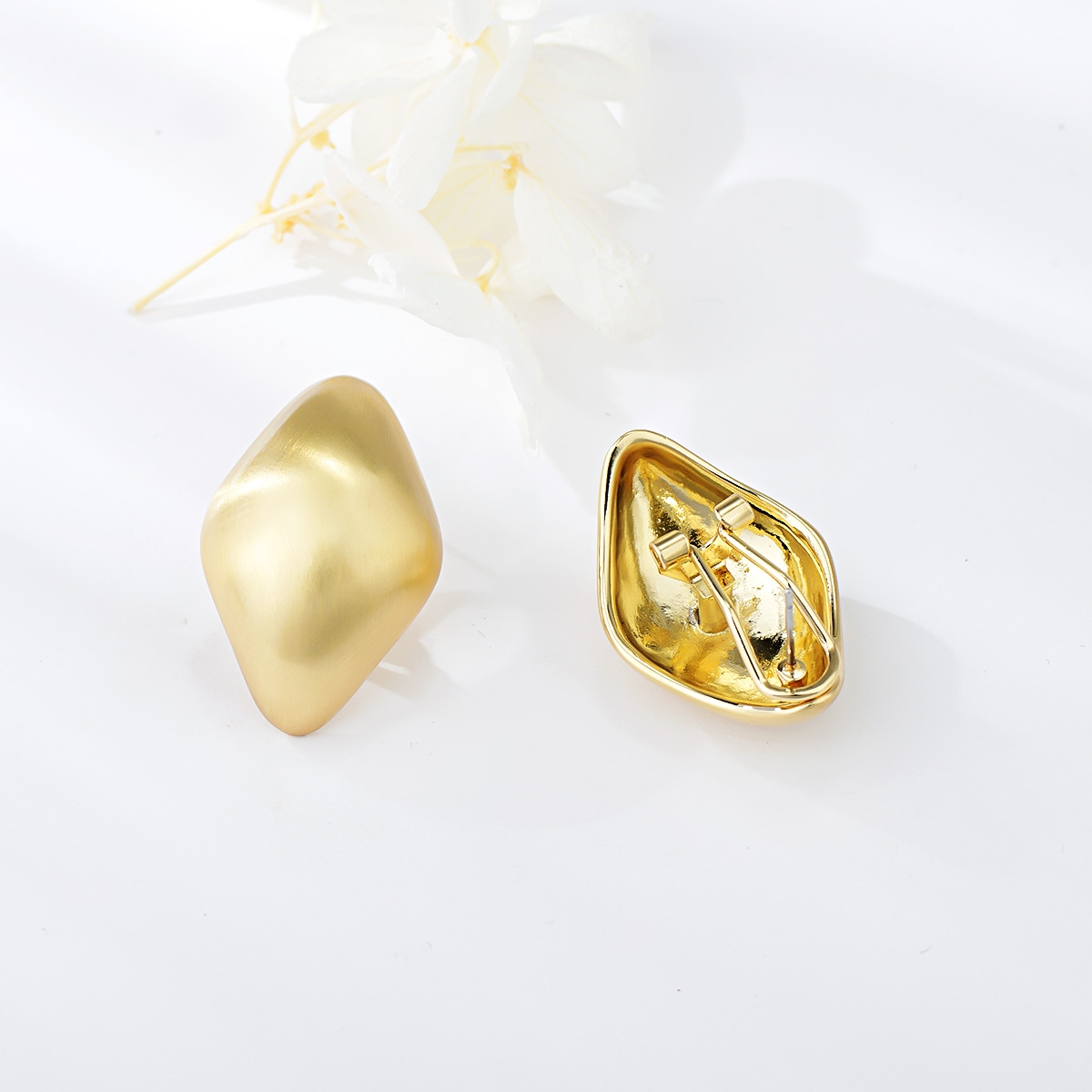 Zinc Alloy Medium Stud Earrings with Full Guarantee