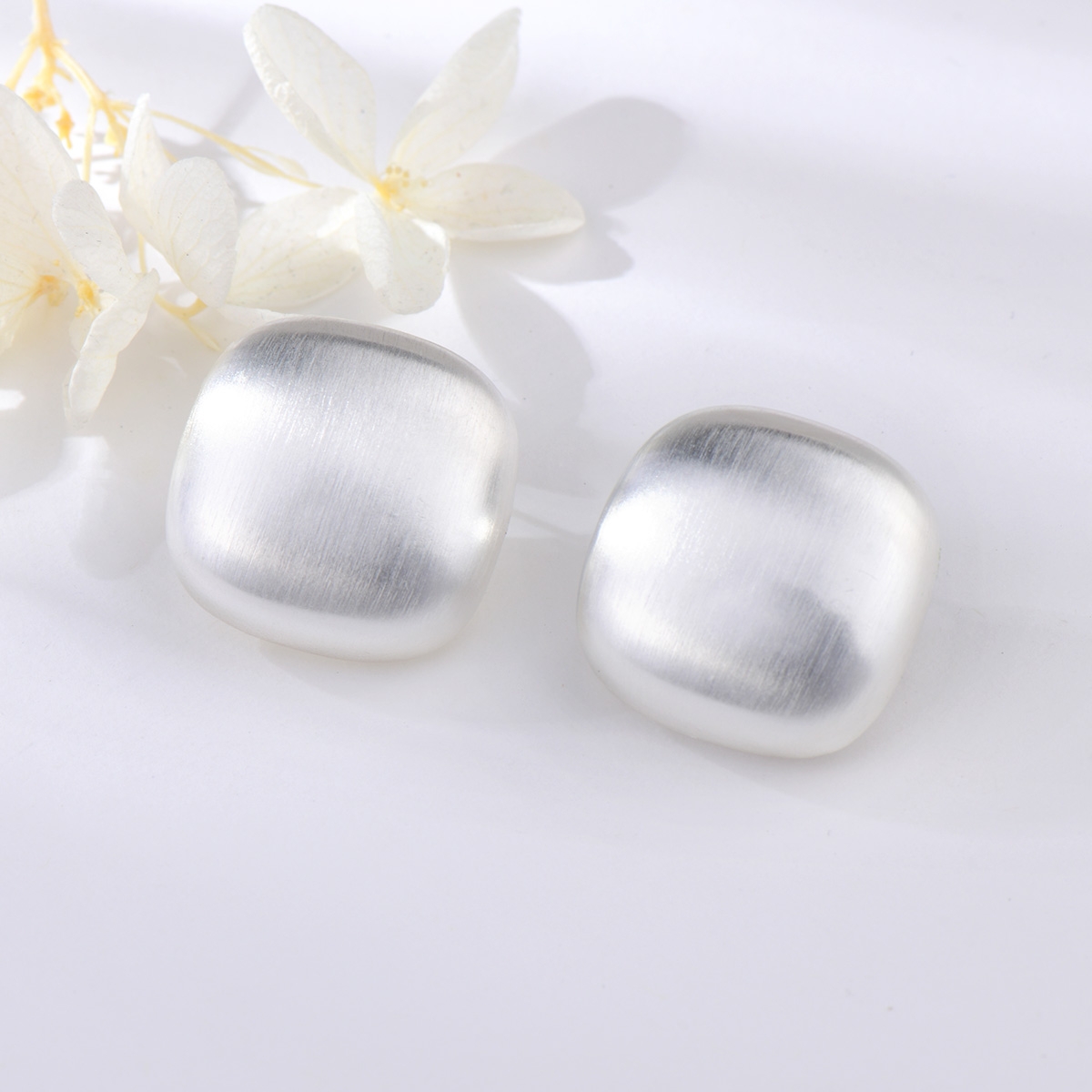 Zinc Alloy Small Stud Earrings with Beautiful Craftmanship