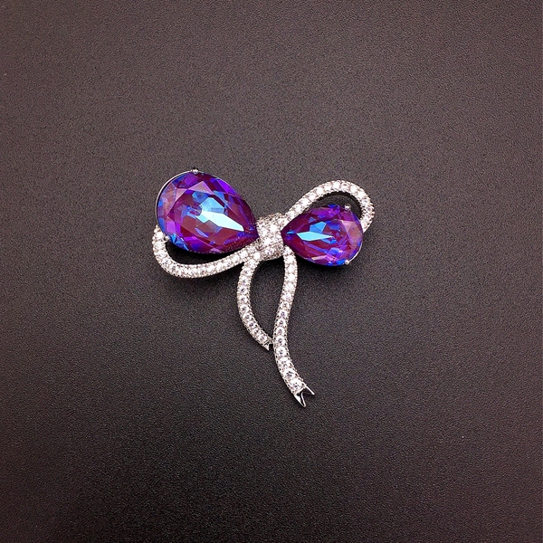 Picture of Buy Platinum Plated Medium Brooche in Flattering Style