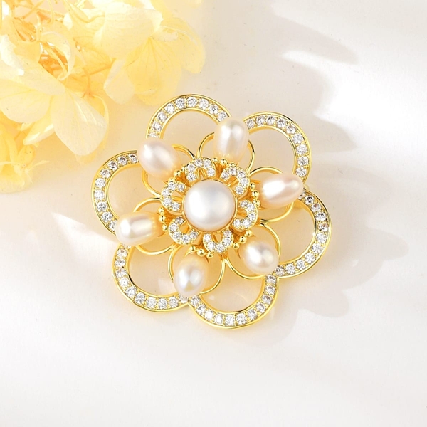 Picture of Elegant Flower Brooche for Girlfriend