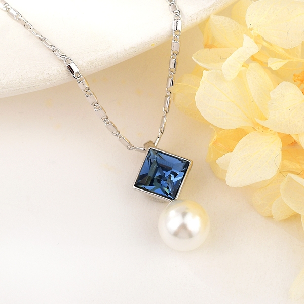 Picture of Filigree Geometric Swarovski Element Pendant Necklace